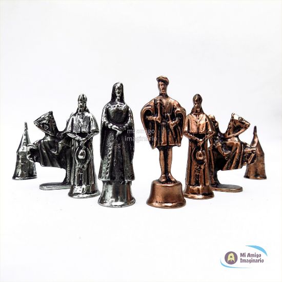 Imagen de Ajedrez Artesanal Medieval De Metal Con Estuche Tablero 30 Z