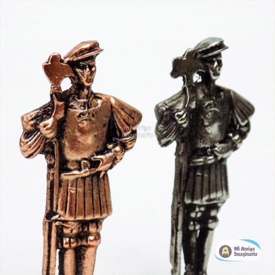 Imagen de Ajedrez Artesanal Medieval De Metal Con Estuche Tablero 30 Z