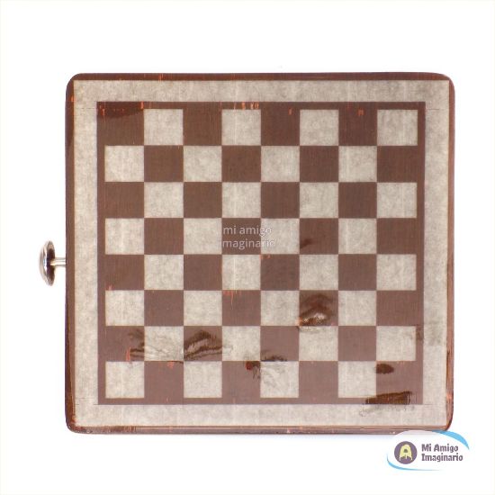 Imagen de Ajedrez Artesanal Medieval De Metal Con Estuche Tablero 30 Z