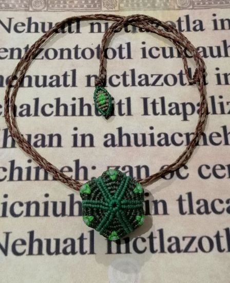 Imagen de Peyote, dije en macrame,con pétalos movibles. 