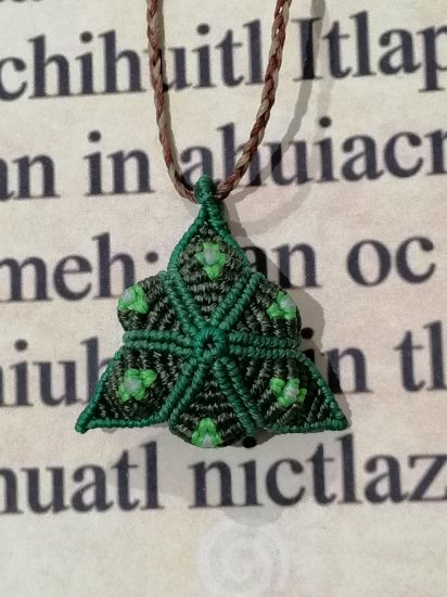 Imagen de Peyote, dije en macrame,con pétalos movibles. 