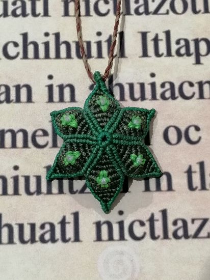 Imagen de Peyote, dije en macrame,con pétalos movibles. 