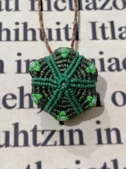 Imagen de Peyote, dije en macrame,con pétalos movibles. 