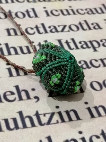 Imagen de Peyote, dije en macrame,con pétalos movibles. 