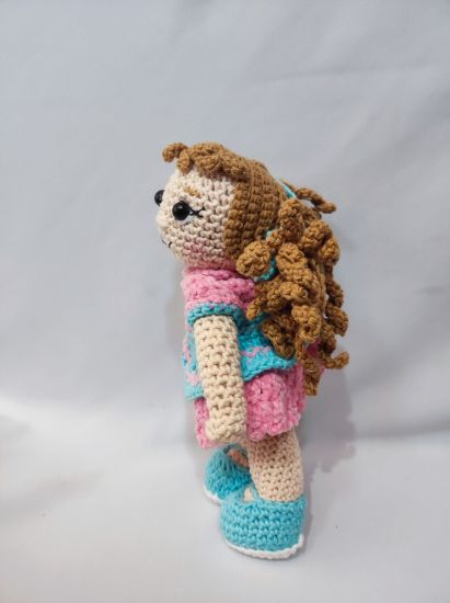 Imagen de Muñeca amigurumi tejida a crochet 