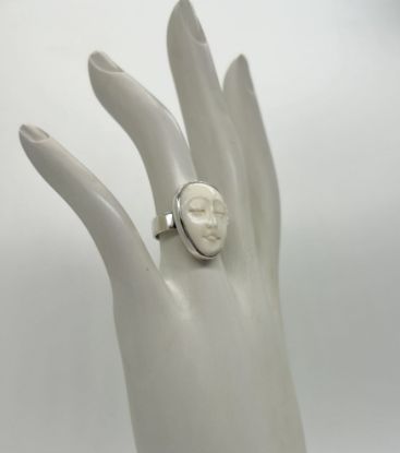 Imagen de Anillo rostro de hueso.