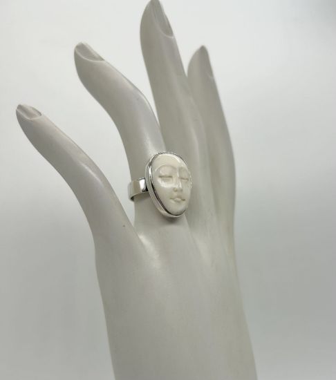 Imagen de Anillo rostro de hueso.
