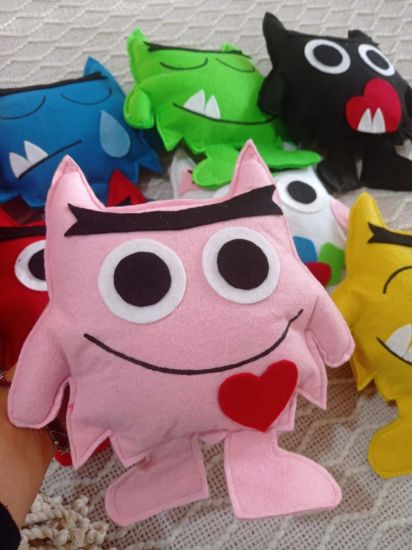 Imagen de Set de 7 monstruos de las emociones en fieltro  gigantes de 23cm cada muñeco