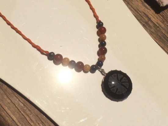Imagen de Collar colgante de obsidiana Hikuri con ágata y cuentas de jade amarillo - Joyería de transformación espiritual