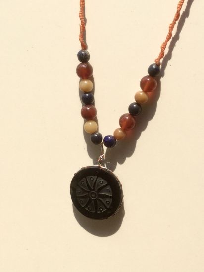 Imagen de Collar colgante de obsidiana Hikuri con ágata y cuentas de jade amarillo - Joyería de transformación espiritual