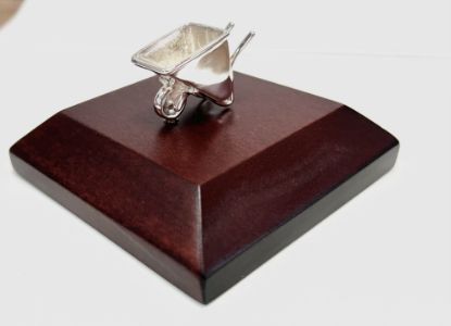 Imagen de Escultura carretilla minera/ Técnica modelado en cera.