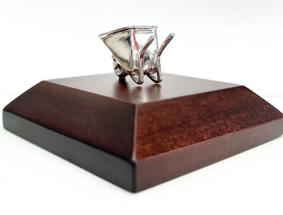 Imagen de Escultura carretilla minera/ Técnica modelado en cera.