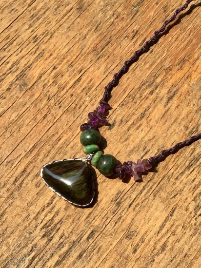 Imagen de Colgante de obsidiana manto huichol terciopelo con cuentas de amatista y jade guatemalteca - joyería de obsidiana arco iris mexicana