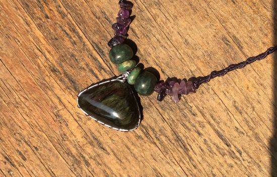 Imagen de Colgante de obsidiana manto huichol terciopelo con cuentas de amatista y jade guatemalteca - joyería de obsidiana arco iris mexicana