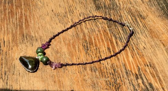 Imagen de Colgante de obsidiana manto huichol terciopelo con cuentas de amatista y jade guatemalteca - joyería de obsidiana arco iris mexicana