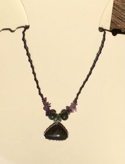 Imagen de Colgante de obsidiana manto huichol terciopelo con cuentas de amatista y jade guatemalteca - joyería de obsidiana arco iris mexicana