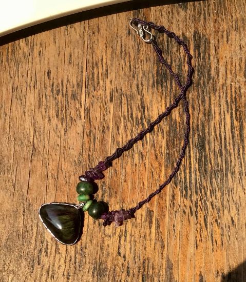 Imagen de Colgante de obsidiana manto huichol terciopelo con cuentas de amatista y jade guatemalteca - joyería de obsidiana arco iris mexicana