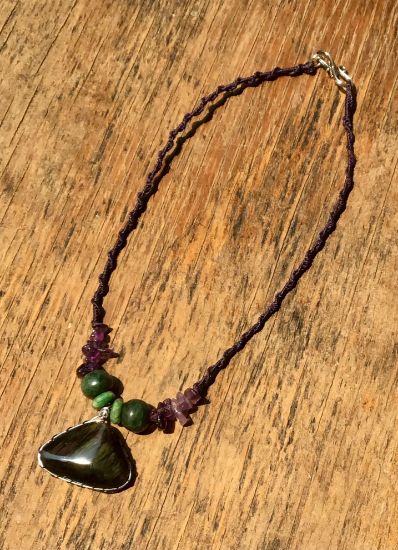 Imagen de Colgante de obsidiana manto huichol terciopelo con cuentas de amatista y jade guatemalteca - joyería de obsidiana arco iris mexicana