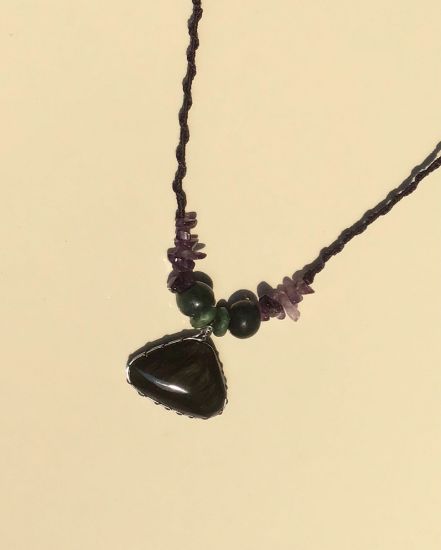 Imagen de Colgante de obsidiana manto huichol terciopelo con cuentas de amatista y jade guatemalteca - joyería de obsidiana arco iris mexicana