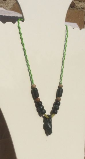 Imagen de Colgante Maya con figura tallada en serpentina y perlas de jade Guatemalteco, collar prehispánico 