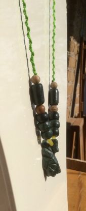 Imagen de Colgante Maya con figura tallada en serpentina y perlas de jade Guatemalteco, collar prehispánico 