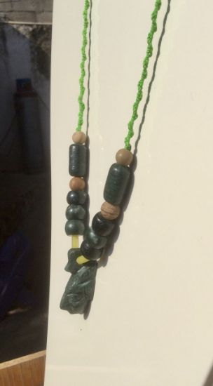 Imagen de Colgante Maya con figura tallada en serpentina y perlas de jade Guatemalteco, collar prehispánico 