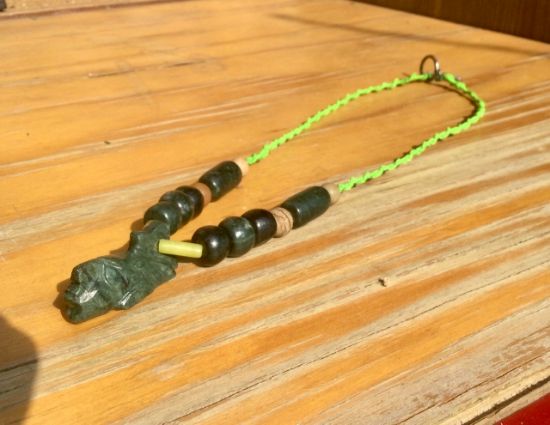 Imagen de Colgante Maya con figura tallada en serpentina y perlas de jade Guatemalteco, collar prehispánico 