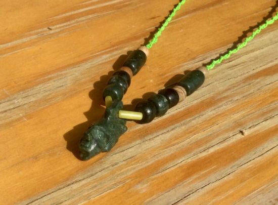 Imagen de Colgante Maya con figura tallada en serpentina y perlas de jade Guatemalteco, collar prehispánico 