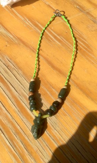 Imagen de Colgante Maya con figura tallada en serpentina y perlas de jade Guatemalteco, collar prehispánico 
