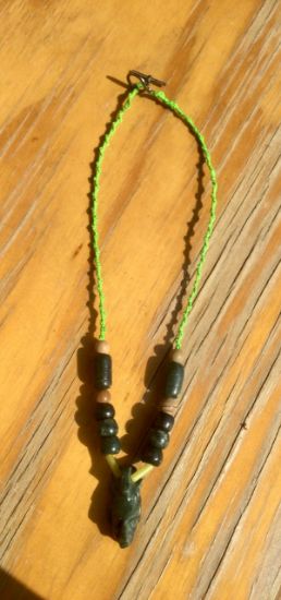 Imagen de Colgante Maya con figura tallada en serpentina y perlas de jade Guatemalteco, collar prehispánico 