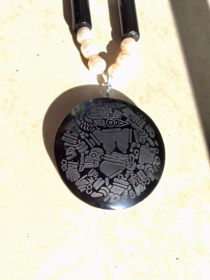 Imagen de Colgante Mexicano prehispánico Coyolxauhqui Obsidiana con Collar de perlas de rio y agata negra, joyería Mexicana