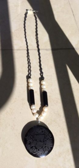 Imagen de Colgante Mexicano prehispánico Coyolxauhqui Obsidiana con Collar de perlas de rio y agata negra, joyería Mexicana