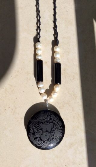 Imagen de Colgante Mexicano prehispánico Coyolxauhqui Obsidiana con Collar de perlas de rio y agata negra, joyería Mexicana
