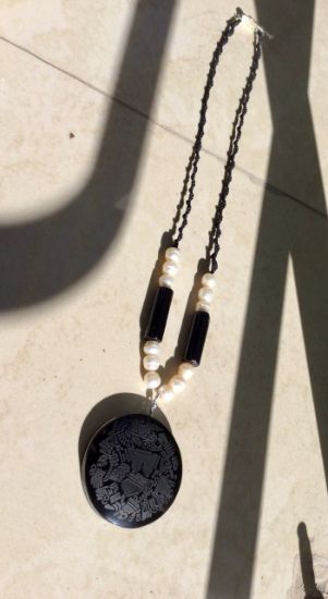 Imagen de Colgante Mexicano prehispánico Coyolxauhqui Obsidiana con Collar de perlas de rio y agata negra, joyería Mexicana