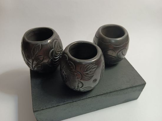 Imagen de Set de 4 vasos mezcaleros de barro negro Oaxaca