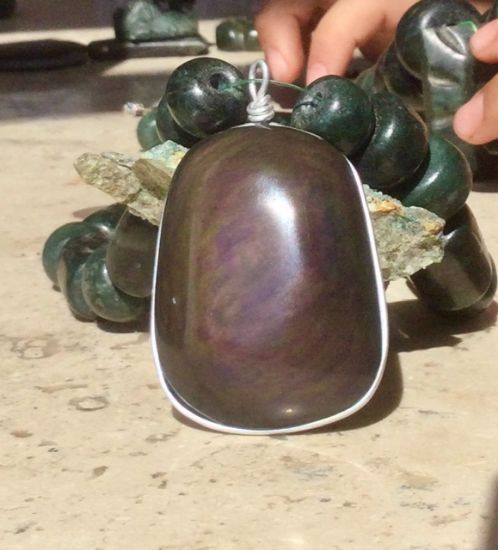 Imagen de Colgante obsidiana manto huichol - Collar de obsidiana arco iris con cuentas de jade guatemalteco, joyería huichol