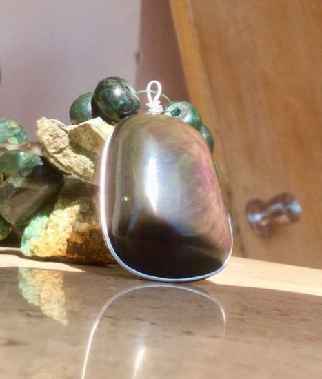 Imagen de Colgante obsidiana manto huichol - Collar de obsidiana arco iris con cuentas de jade guatemalteco, joyería huichol