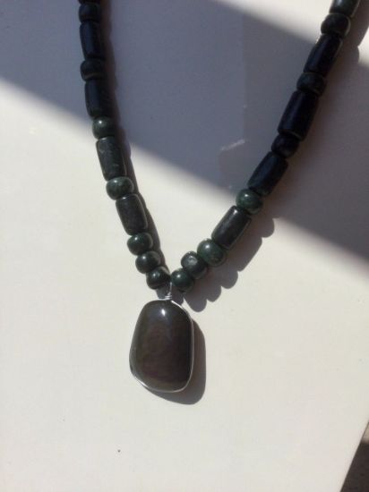 Imagen de Colgante obsidiana manto huichol - Collar de obsidiana arco iris con cuentas de jade guatemalteco, joyería huichol