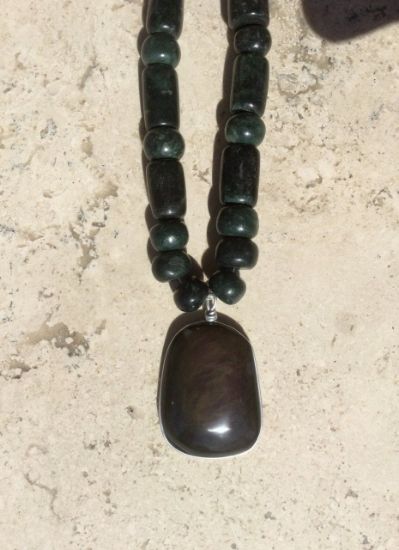 Imagen de Colgante obsidiana manto huichol - Collar de obsidiana arco iris con cuentas de jade guatemalteco, joyería huichol