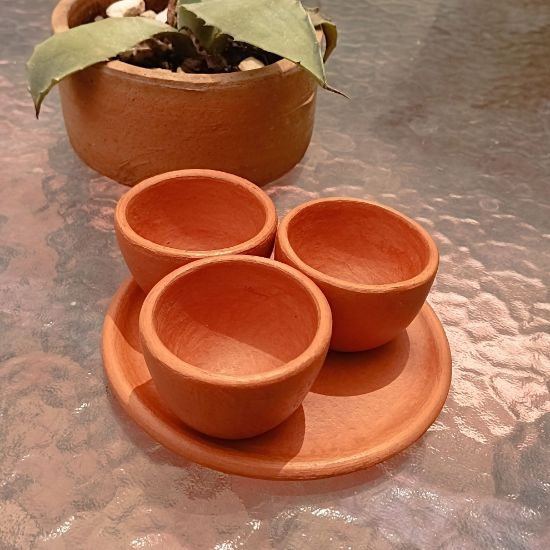 Imagen de Set de 3 vasos y 1 plato mezcaleros de barro bruñido Colima