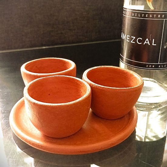 Imagen de Set de 3 vasos y 1 plato mezcaleros de barro bruñido Colima