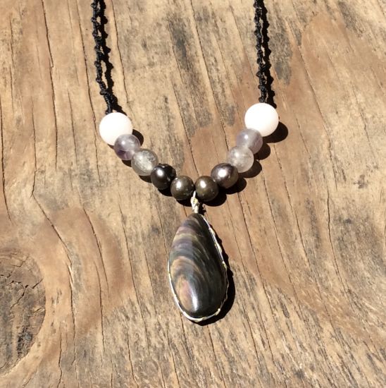 Imagen de Colgante para mujer de Obsidiana Manto Huichol de Alta calidad con perlas de Río, amatista y cuarzo rosa