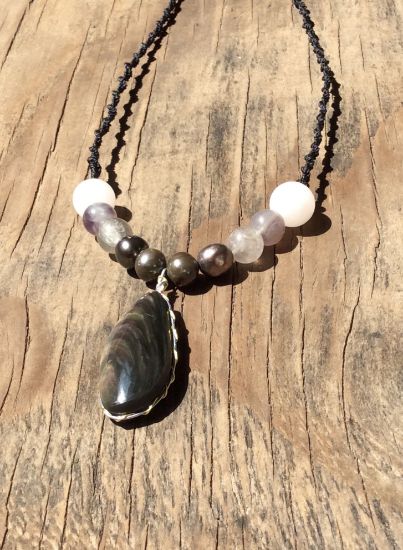 Imagen de Colgante para mujer de Obsidiana Manto Huichol de Alta calidad con perlas de Río, amatista y cuarzo rosa