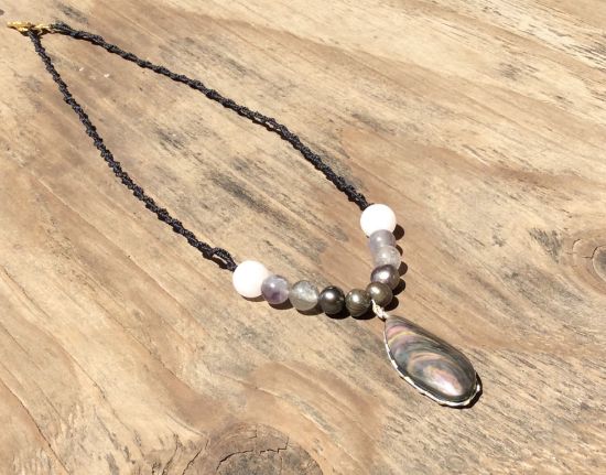 Imagen de Colgante para mujer de Obsidiana Manto Huichol de Alta calidad con perlas de Río, amatista y cuarzo rosa