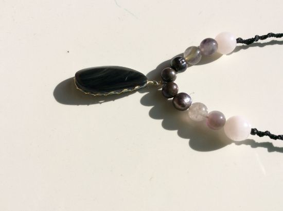 Imagen de Colgante para mujer de Obsidiana Manto Huichol de Alta calidad con perlas de Río, amatista y cuarzo rosa