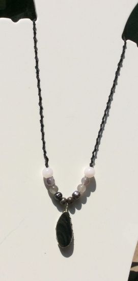 Imagen de Colgante para mujer de Obsidiana Manto Huichol de Alta calidad con perlas de Río, amatista y cuarzo rosa