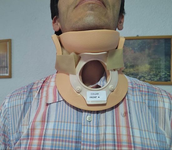 Imagen de collarin cervical rigido