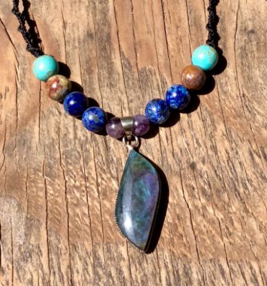Imagen de Colgante de Obsidiana Manto Huichol de Alta calidad con cuentas de lapis lazuli, turquesa, árbol fosilizado y amatista 