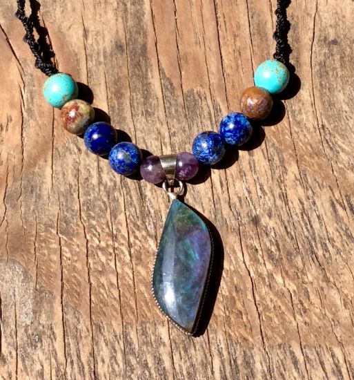 Imagen de Colgante de Obsidiana Manto Huichol de Alta calidad con cuentas de lapis lazuli, turquesa, árbol fosilizado y amatista 