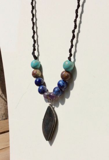 Imagen de Colgante de Obsidiana Manto Huichol de Alta calidad con cuentas de lapis lazuli, turquesa, árbol fosilizado y amatista 